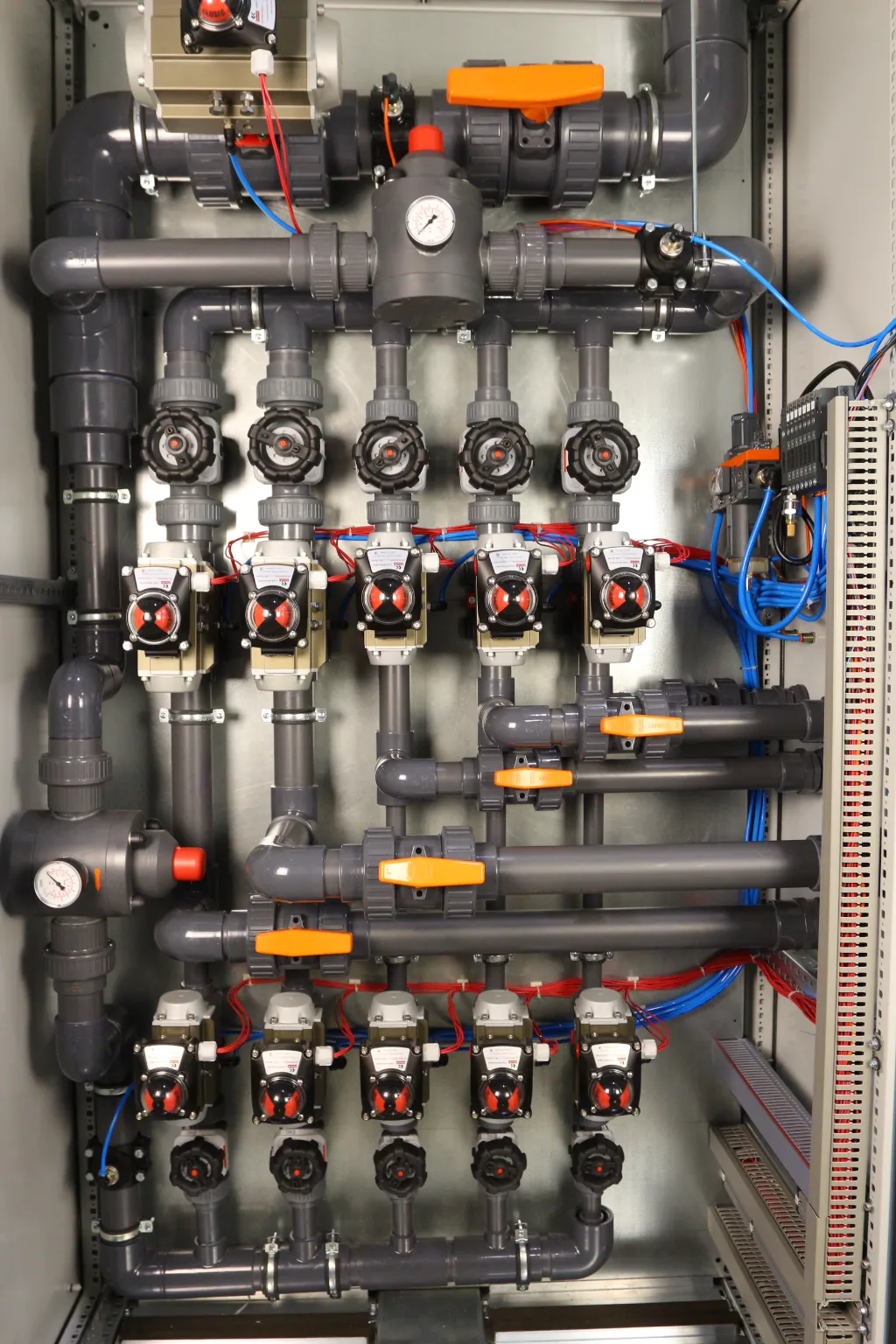 Шкаф управления системой барботажа и матирования воды — общий вид