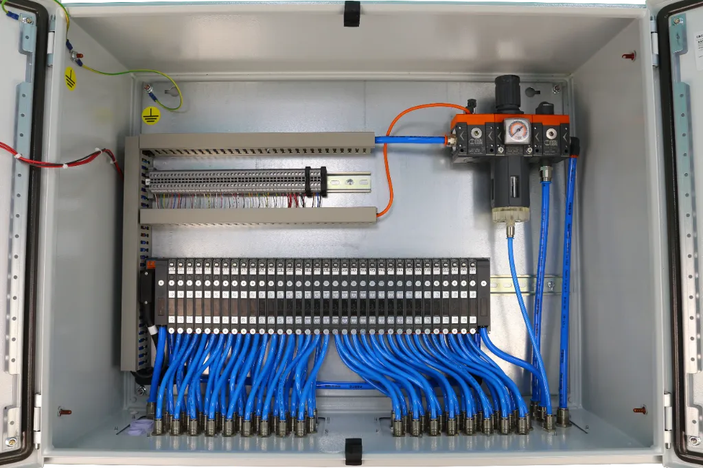 Шкаф управления двухдверный — открыт