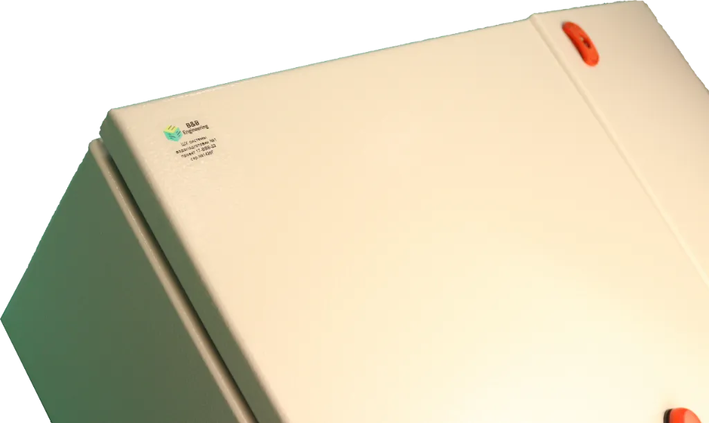 Шильдик B&B Engineering на шкафу управления